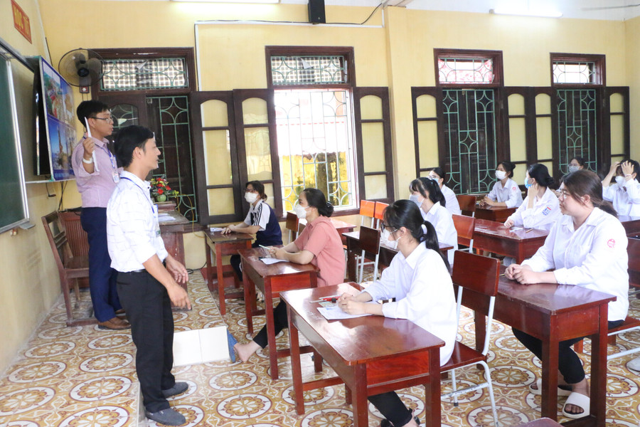 Các thí sinh chuẩn bị đến giờ thi môn Ngoại ngữ. Các thí sinh chuẩn bị đến giờ thi môn Ngoại ngữ.