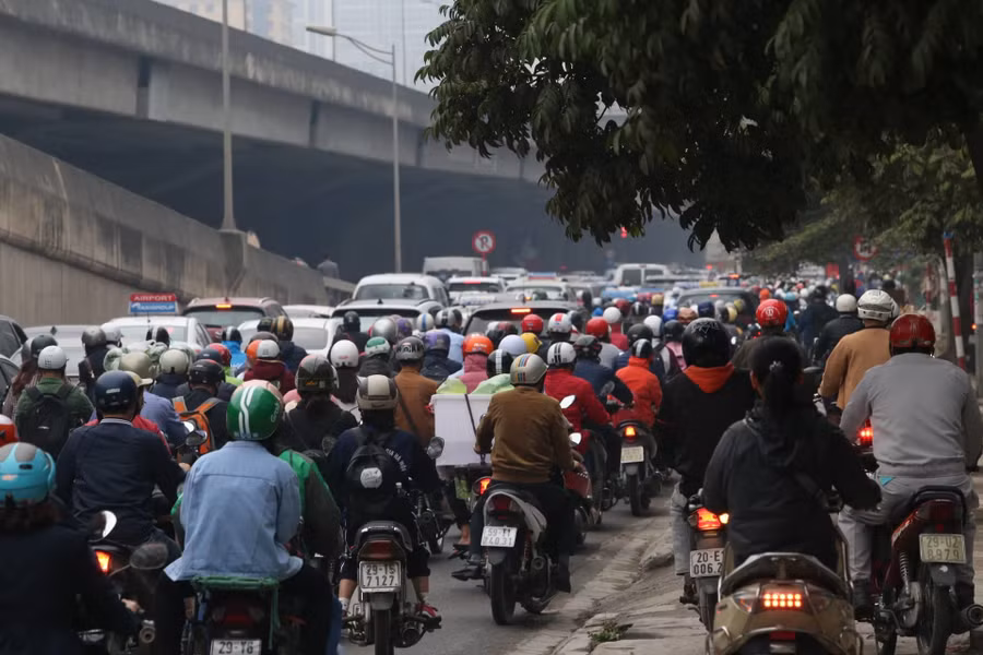 Lạ kỳ phố Hà Nội vắng hắt hiu ngày đầu đi làm sau Tết