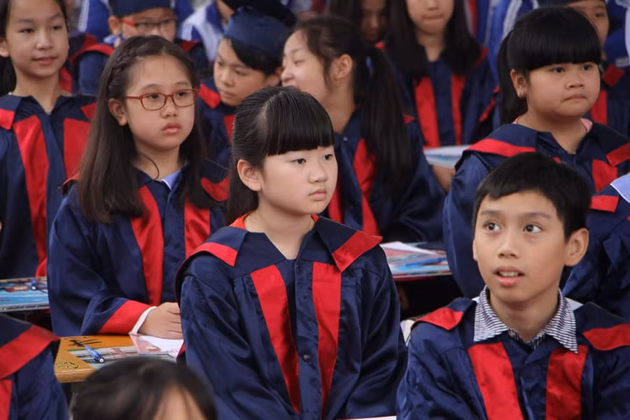 Các em học sinh giỏi được chọn từ các trường trên địa bàn thành phố đến tham dự buổi lễ