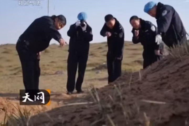 Bộ xương thứ hai dưới ngôi mộ tiết lộ vụ án cha giết con