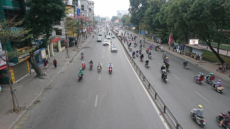 Lạ kỳ phố Hà Nội vắng hắt hiu ngày đầu đi làm sau Tết