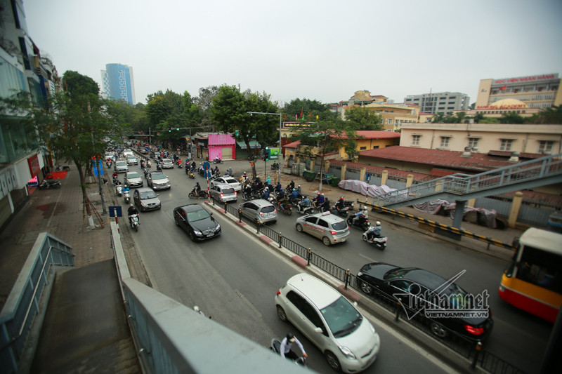 Lạ kỳ phố Hà Nội vắng hắt hiu ngày đầu đi làm sau Tết
