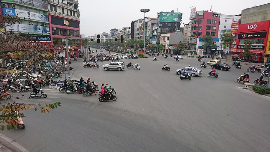 Lạ kỳ phố Hà Nội vắng hắt hiu ngày đầu đi làm sau Tết