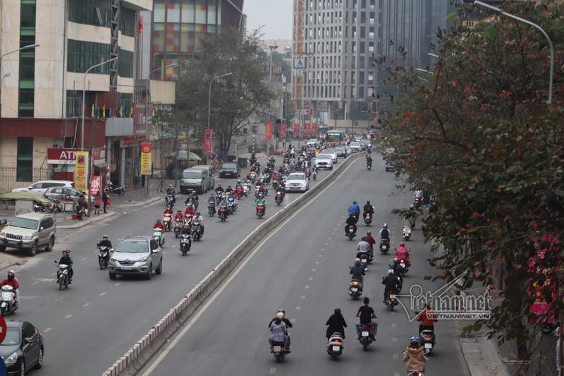 Lạ kỳ phố Hà Nội vắng hắt hiu ngày đầu đi làm sau Tết