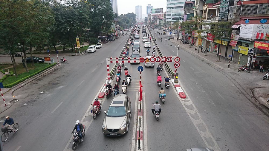 Lạ kỳ phố Hà Nội vắng hắt hiu ngày đầu đi làm sau Tết