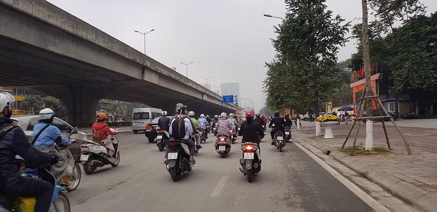 Lạ kỳ phố Hà Nội vắng hắt hiu ngày đầu đi làm sau Tết