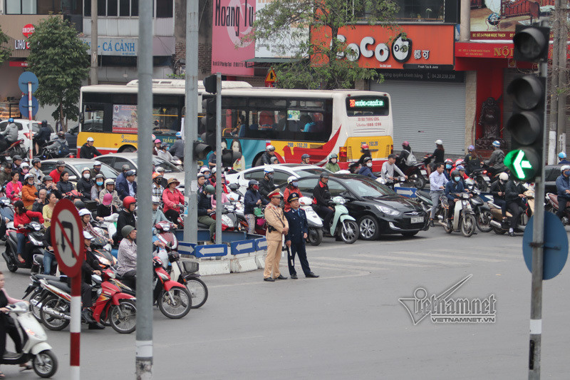 Lạ kỳ phố Hà Nội vắng hắt hiu ngày đầu đi làm sau Tết