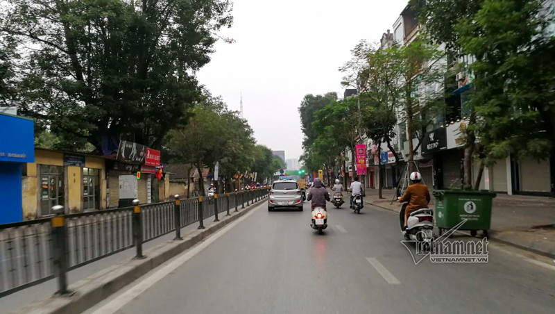Lạ kỳ phố Hà Nội vắng hắt hiu ngày đầu đi làm sau Tết