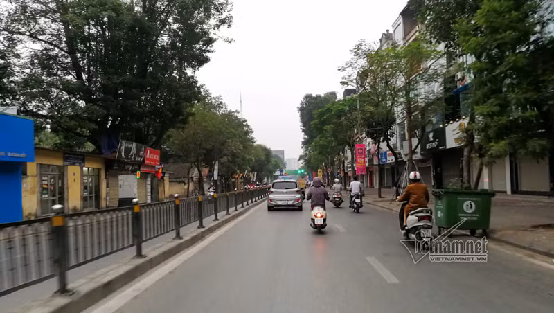 Lạ kỳ phố Hà Nội vắng hắt hiu ngày đầu đi làm sau Tết