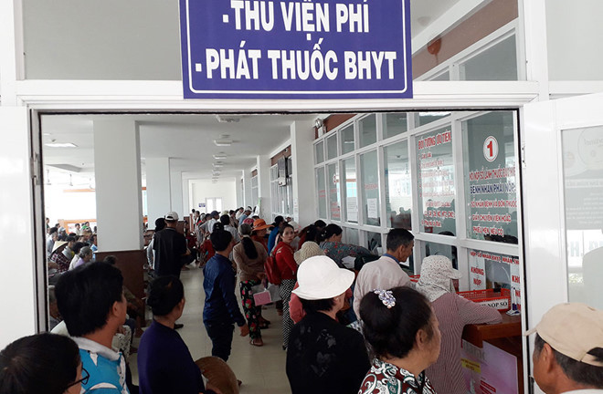 Hàng ngàn bệnh nhân chờ "viết tay" do hệ thống máy chủ của bệnh viện bị cháy