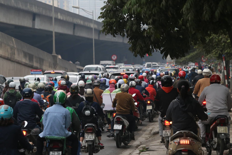 Lạ kỳ phố Hà Nội vắng hắt hiu ngày đầu đi làm sau Tết