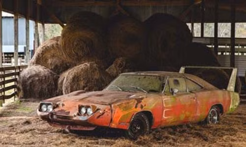 Chiếc xe cổ Dodge Charger Daytona đời 1969 bị “chôn vùi” trong kho thóc.
