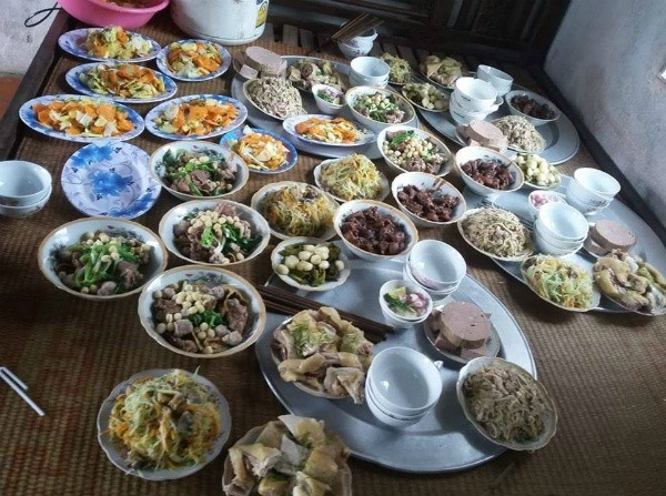 Nhìn mâm cỗ Tết thịnh soạn thế này, mấy ai ngờ nỗi khốn khổ hành xác của nàng dâu suốt 8 ngày nghỉ