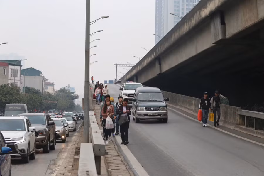 Lạ kỳ phố Hà Nội vắng hắt hiu ngày đầu đi làm sau Tết