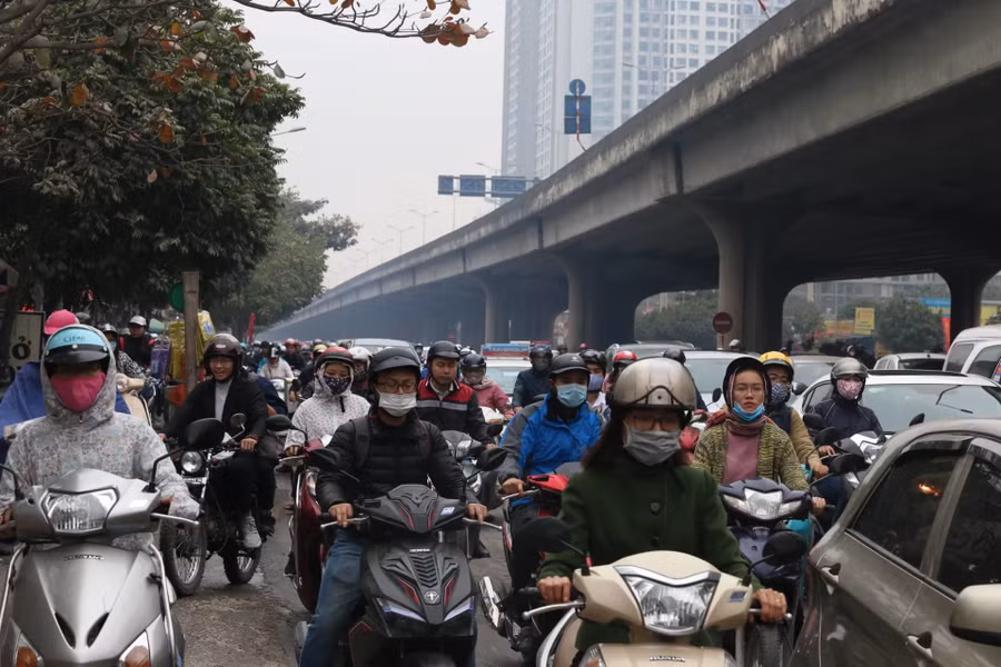 Lạ kỳ phố Hà Nội vắng hắt hiu ngày đầu đi làm sau Tết