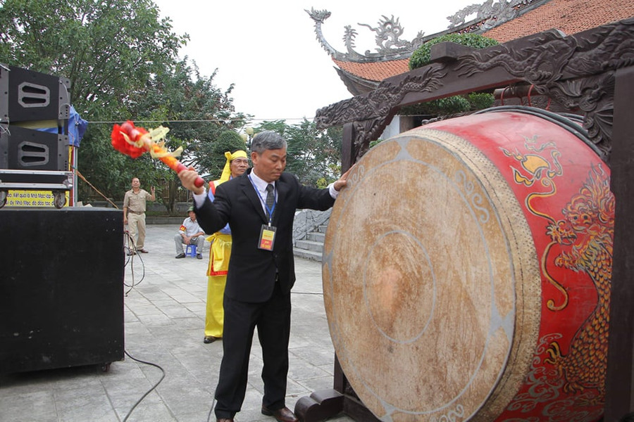 Lãnh đạo huyện Kiến Thụy đánh trống khai hội Lãnh đạo huyện Kiến Thụy đánh trống khai hội