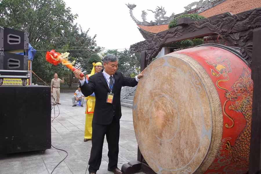 Lãnh đạo huyện Kiến Thụy đánh trống khai hội