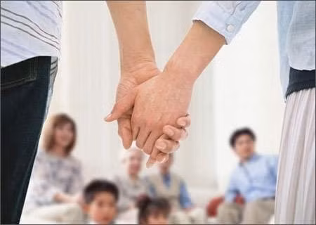 Được nhiệt tình mời đến chơi tết, nhưng khi ra về cô gái chết đứng vì lời chúc thâm thúy của mẹ người yêu