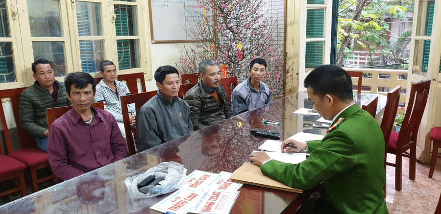 Nhóm “cò mồi” tại cơ quan Công an. Nhóm “cò mồi” tại cơ quan Công an.