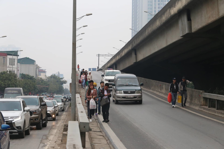 Lạ kỳ phố Hà Nội vắng hắt hiu ngày đầu đi làm sau Tết