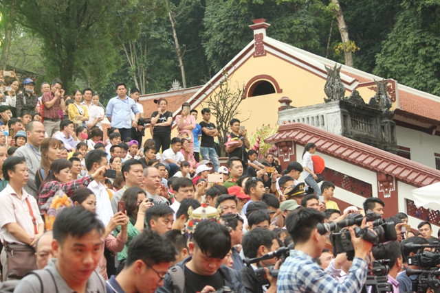 Hình ảnh du khách nườm nượp về chùa Hương lễ Phật và cầu may đầu năm mới.