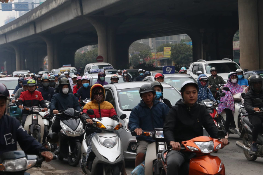 Lạ kỳ phố Hà Nội vắng hắt hiu ngày đầu đi làm sau Tết