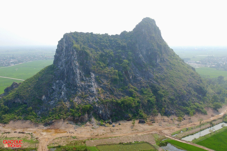 Ngọn lớn nằm cạnh Quốc lộ 7 có chiều dài khoảng 200m, nơi rộng nhất khoảng 120m, nơi cao nhất khoảng 141m. Ngọn này có cấu tạo ở giữa nhô lên cao, 2 bên thấp dần nhưng cân đối như vai người. Người dân địa phương lấy tên lèn Hai Vai gọi chung cho cụm di tích, danh thắng này.