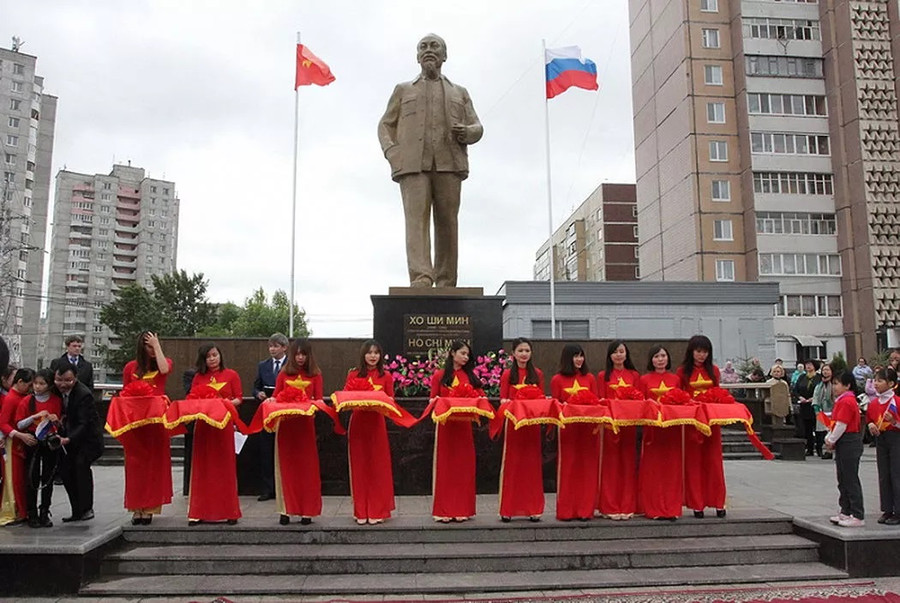 Khánh thành tượng Chủ tịch Hồ Chí Minh tại TP Ulyanovsk. (Ảnh: The Ulyanovsk City Duma). Khánh thành tượng Chủ tịch Hồ Chí Minh tại TP Ulyanovsk. (Ảnh: The Ulyanovsk City Duma).