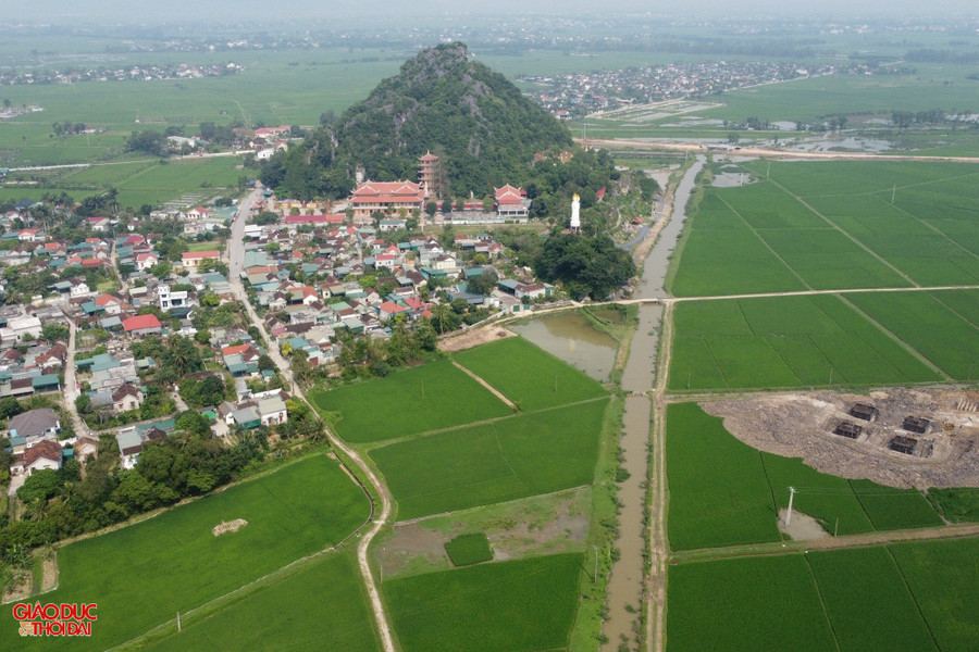 Ông Lê Khắc Hoàng, Chánh Thanh tra Sở Văn hóa và Thể thao tỉnh Nghệ An cho biết, lèn Hai Vai chưa được cắm mốc bảo vệ do vướng mắc về đất đai. Sắp tới, Sở sẽ lên kế hoạch khoanh vùng, đo đạc lại một số vị trí, tiến tới tôn tạo để di tích được phát huy các giá trị, phục vụ phát triển du lịch.