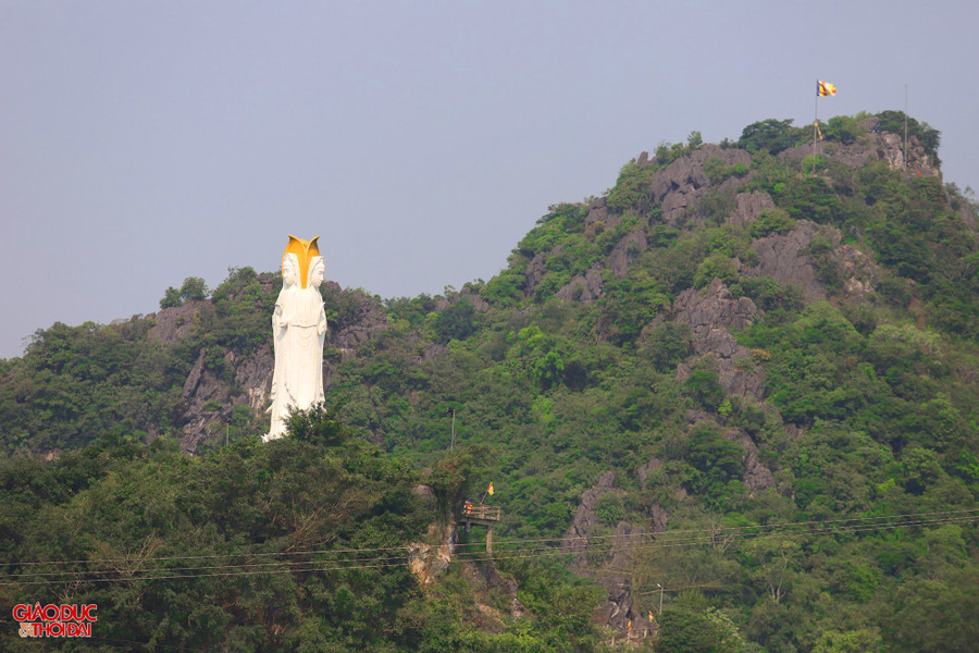 Năm 1994, lèn Hai Vai được Nhà nước công nhận là Di tích lịch sử văn hóa và Danh lam thắng cảnh cấp quốc gia. Sau khi được xếp hạng, người dân địa phương kỳ vọng di tích sẽ được bảo vệ, tôn tạo để thu hút du khách.