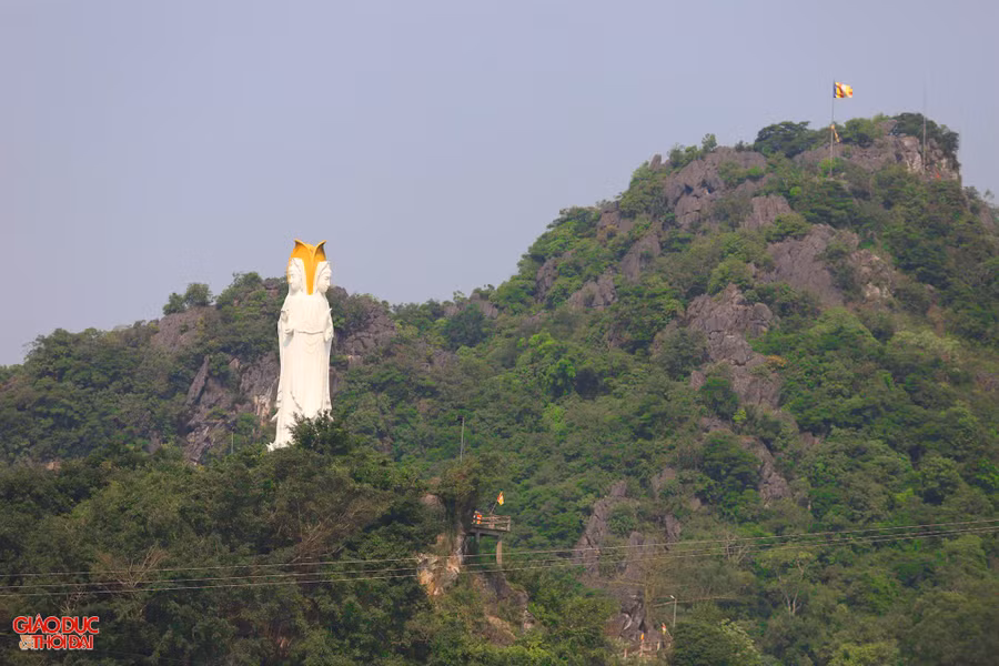 Năm 1994, lèn Hai Vai được Nhà nước công nhận là Di tích lịch sử văn hóa và Danh lam thắng cảnh cấp quốc gia. Sau khi được xếp hạng, người dân địa phương kỳ vọng di tích sẽ được bảo vệ, tôn tạo để thu hút du khách.
