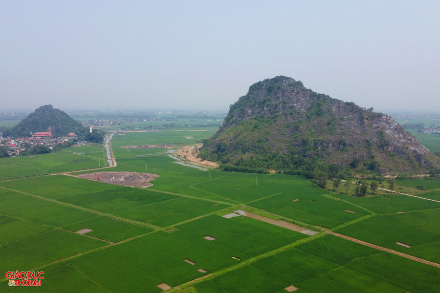 Di tích lèn Hai Vai nằm ở xã Minh Châu (huyện Diễn Châu, Nghệ An) là quần thể 2 núi đá vôi tự nhiên khổng lồ gồm: Ngọn lớn là Lưỡng Kiên Sơn (lèn Hai Vai), ngọn nhỏ gọi là Hổ Lĩnh Sơn (lèn Một Vai).