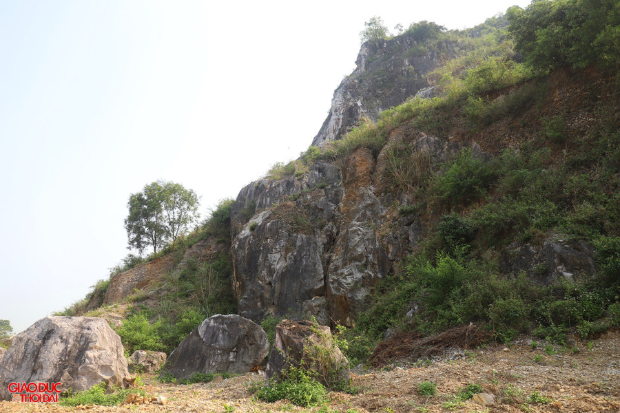 Theo người dân địa phương, khu vực lèn Hai Vai trước đây là rừng cây rậm rạp, hoang vu. Trên lèn có nhiều hang động sâu, với những khối thạch nhũ có hình thù kỳ lạ. Trong giai đoạn từ 1930 - 1945, lèn đá này trở thành nơi trú ẩn của nhiều cán bộ cách mạng.