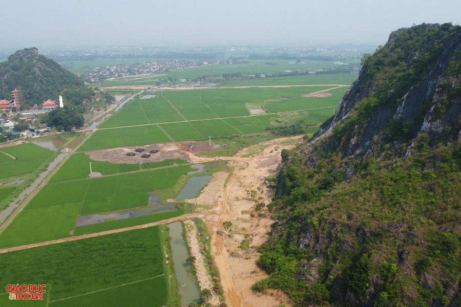 Năm 1964, nơi đây được các nhà khảo cổ học phát hiện xương người hóa thạch, một số công cụ bằng đá và nhiều bình gốm. Đến năm 1971, Viện Khảo cổ học phối hợp một số đơn vị khảo sát, nghiên cứu tại lèn và phát hiện thêm một số hiện vật từ thời văn hóa Phùng Nguyên cách đây hơn 4.000 năm.