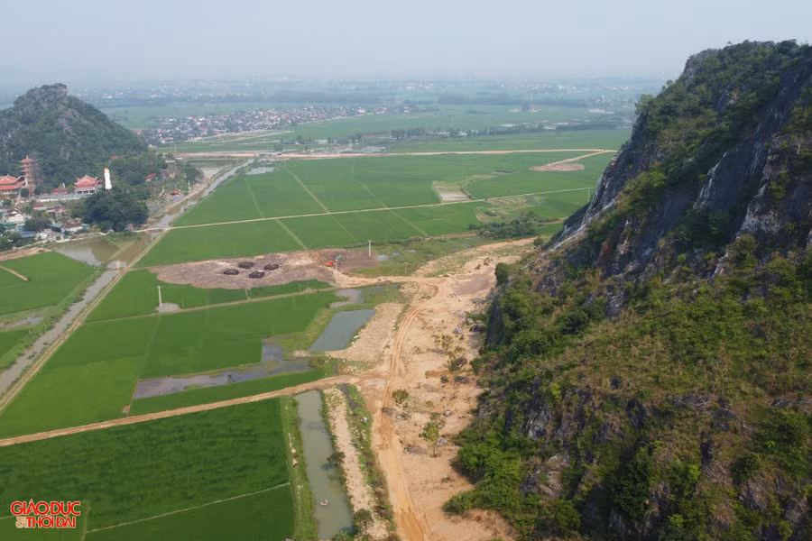 Năm 1964, nơi đây được các nhà khảo cổ học phát hiện xương người hóa thạch, một số công cụ bằng đá và nhiều bình gốm. Đến năm 1971, Viện Khảo cổ học phối hợp một số đơn vị khảo sát, nghiên cứu tại lèn và phát hiện thêm một số hiện vật từ thời văn hóa Phùng Nguyên cách đây hơn 4.000 năm.