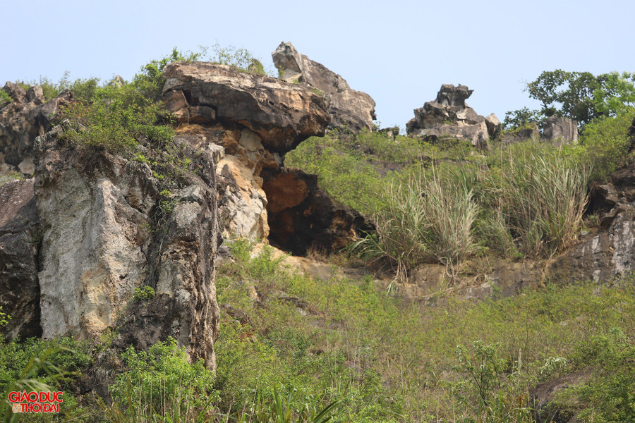 Thế nhưng, trải qua hơn 30 năm, di tích này vẫn chưa được cắm mốc để bảo vệ, khiến nơi đây nhiều lần bị xâm phạm. Trong khi đó, lèn Một Vai phần nào phát huy được giá trị, khi sát chân núi có chùa Cổ Am nổi tiếng, hàng năm thu hút hàng nghìn người tới dâng hương, vãn cảnh.