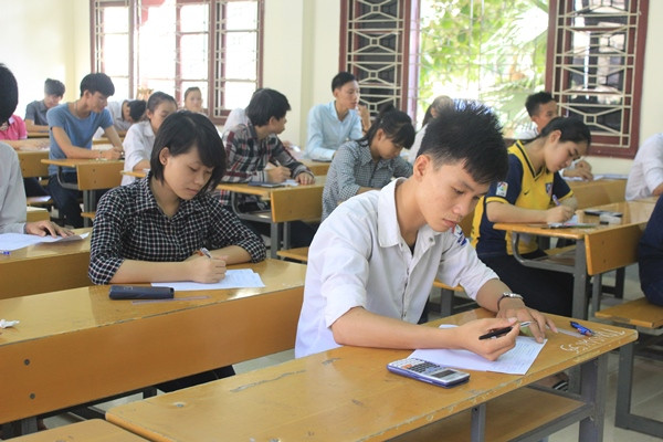 Thí sinh làm thủ tục dự thi kỳ thi THPT quốc gia 2015