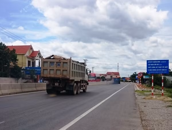 Đoạn đường thuộc gói thầu số 10 do Cty Sơn Hải thi công có cam kết bảo hành 5 năm