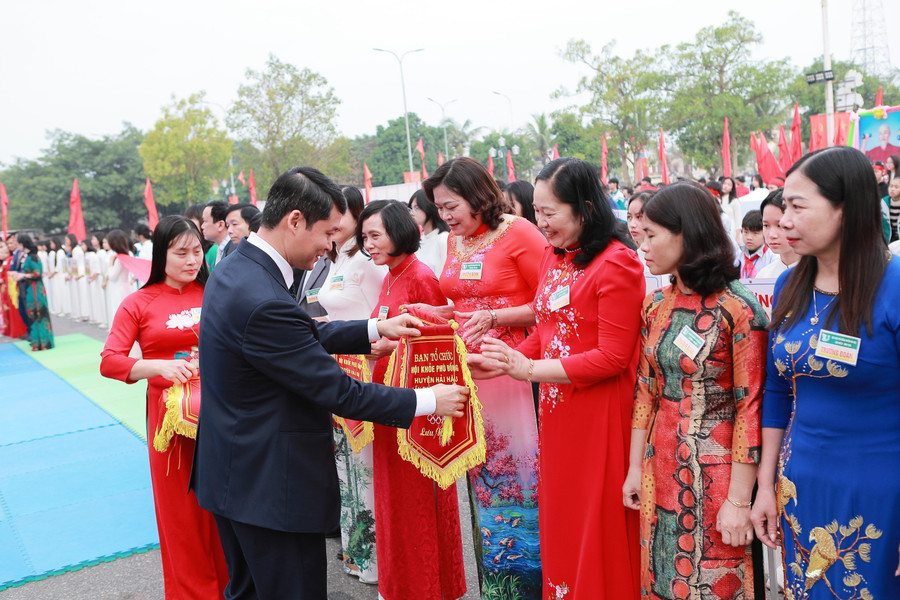 Ông Trần Thế Anh, Chủ tịch UBND huyện Hải Hậu tặng cờ lưu niệm cho các đội tham gia. Ông Trần Thế Anh, Chủ tịch UBND huyện Hải Hậu tặng cờ lưu niệm cho các đội tham gia.