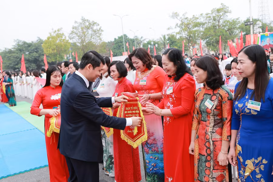 Ông Trần Thế Anh, Chủ tịch UBND huyện Hải Hậu tặng cờ lưu niệm cho các đội tham gia.