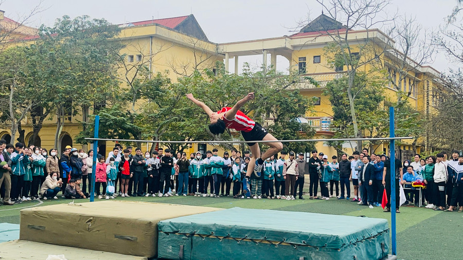 Học sinh tham dự bộ môn Nhảy cao. Học sinh tham dự bộ môn Nhảy cao.