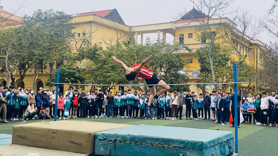 Học sinh tham dự bộ môn Nhảy cao.