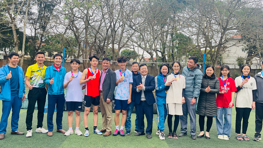 Lãnh đạo Phòng GD&ĐT Hải Hậu trao huy chương cho các vận động viên. Lãnh đạo Phòng GD&ĐT Hải Hậu trao huy chương cho các vận động viên.