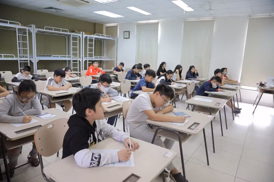 Các thí sinh sẵn sàng bước vào cuộc thi.