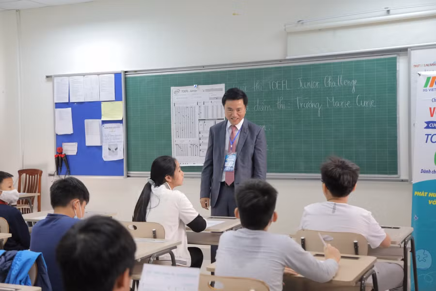 Đại diện BTC kiểm tra phòng thi trước khi các thi sinh làm bài.