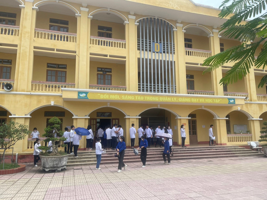 Các thí sinh được đoàn viên thanh niên hướng dẫn chỗ để gửi đồ tư trang cá nhân trước khi lên phòng thi. Các thí sinh được đoàn viên thanh niên hướng dẫn chỗ để gửi đồ tư trang cá nhân trước khi lên phòng thi.