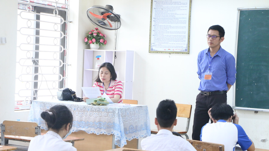 Tại các phòng thi, giám thị nhắc nhở thí sinh đối chiếu các thông tin trong phiếu báo dự thi và chỉnh sửa nếu có sai sót. Tại các phòng thi, giám thị nhắc nhở thí sinh đối chiếu các thông tin trong phiếu báo dự thi và chỉnh sửa nếu có sai sót.