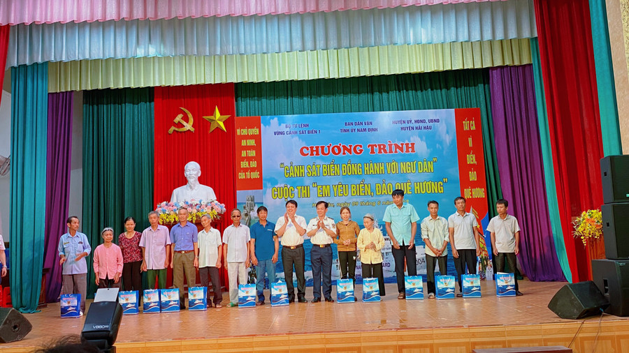 Ban tổ chức trao quà cho các ngư dân yên tâm bám biển. Ban tổ chức trao quà cho các ngư dân yên tâm bám biển.