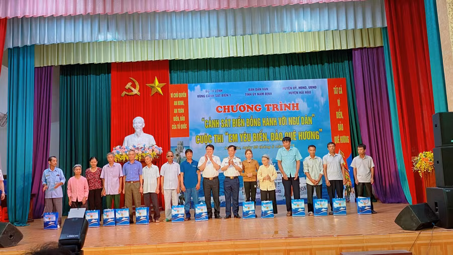 Ban tổ chức trao quà cho các ngư dân yên tâm bám biển.