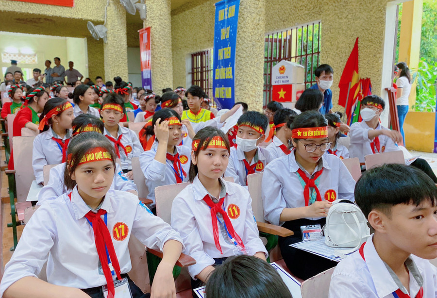 Các em học sinh cùng lắng nghe câu hỏi của chương trình về biển đảo quê hương. Các em học sinh cùng lắng nghe câu hỏi của chương trình về biển đảo quê hương.